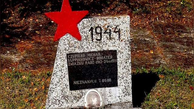 Польские вандалы сорвали красные звезды с могил советских солдат