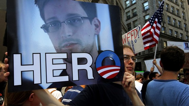 Guardian: Сноуден хотел сдаться США, но ему так и не перезвонили