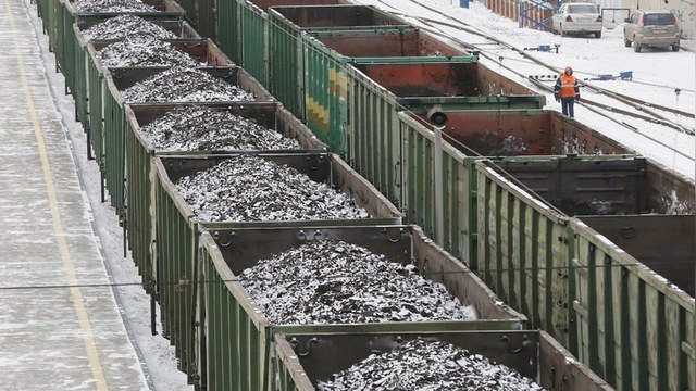 Корреспондент: Киев ежедневно закупает у «сепаратистов» 40 тысяч тонн угля