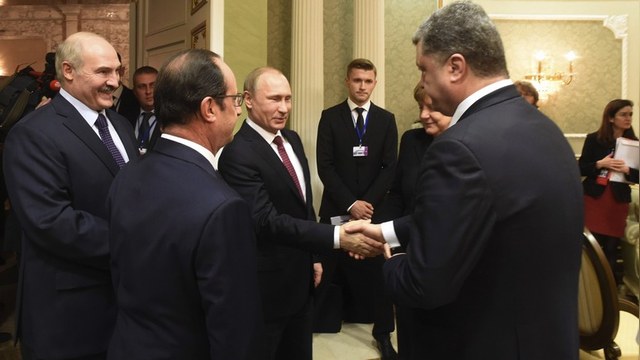 112: Украинскому ТВ запретили показывать рукопожатие Путина и Порошенко