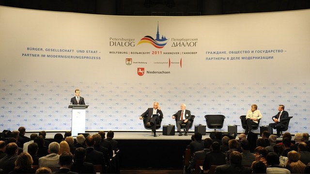 Welt: «Петербургскому диалогу» мешают «понимающие Путина» и банкеты