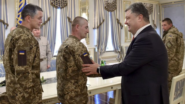 112: Порошенко пообещал гражданство иностранным защитникам Украины