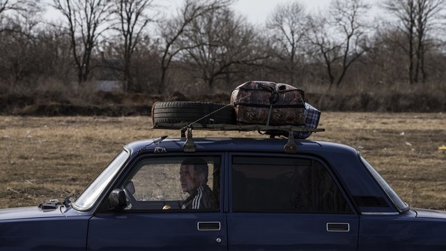 Пересечение линии разграничения в Донбассе: километровые очереди и взятки