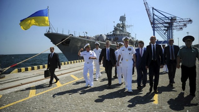 Корреспондент: Порошенко разрешил НАТО провести учения на Украине