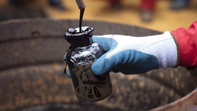 Bloomberg: Рубль упал после решения ОПЕК повысить квоту на нефть