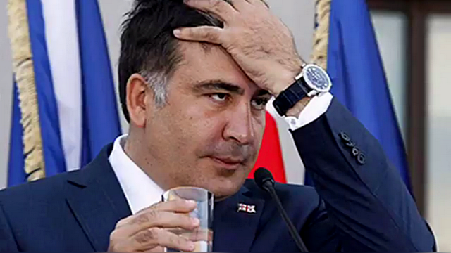 Саакашвили получил в лицо водой от Авакова