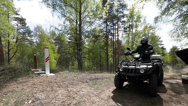 Латвия отгородится от России забором, но предусмотрит лазейки
