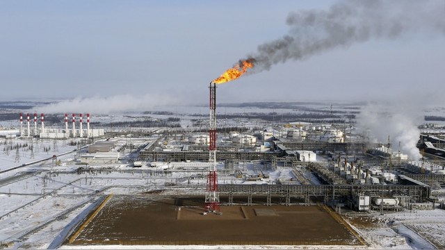 Bloomberg: Падение рубля только на руку российским нефтяникам 