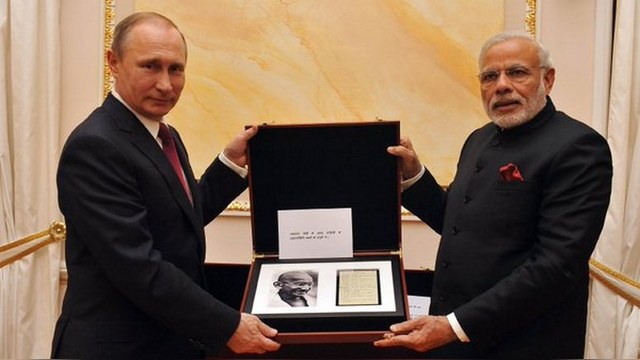 Путин подарил индийскому премьеру меч и автограф Ганди
