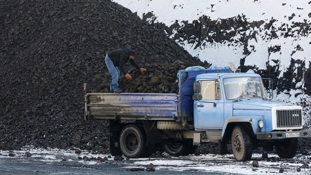 RTL: Похудевшую кемеровчанку «осыпали» пятью тоннами угля
