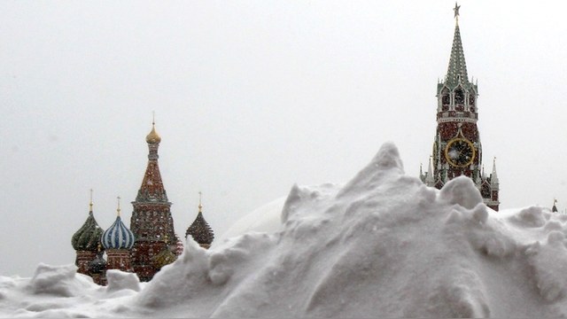 Обильный снегопад заставил москвичей постоять в пробках
