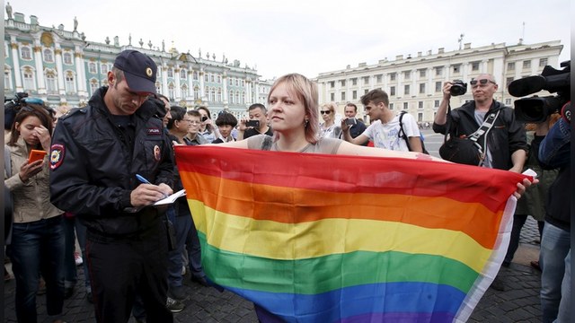 Washington Post: Российским геям могут запретить держаться за руки 