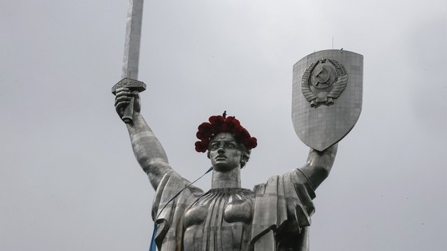 112 Украина: Киевскую «Родину-мать» оставят со щитом, но без «совка»