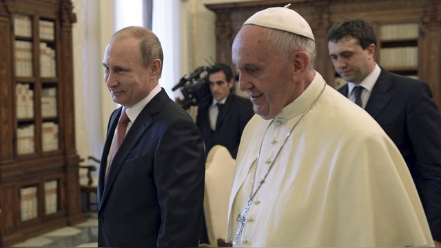 Французская писательница: Ватикан понял, что в лоб Россию не победить