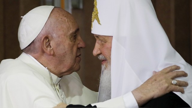 Bild: Папа поцеловал не патриарха, а «святого Путина»