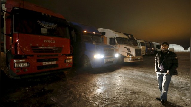 Корреспондент: В России запретили движение украинских грузовиков