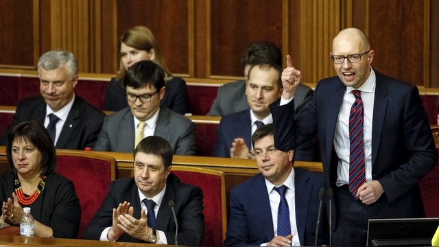 Foreign Policy: Олигархи спасли Яценюка, чтобы ничего не менять на Украине