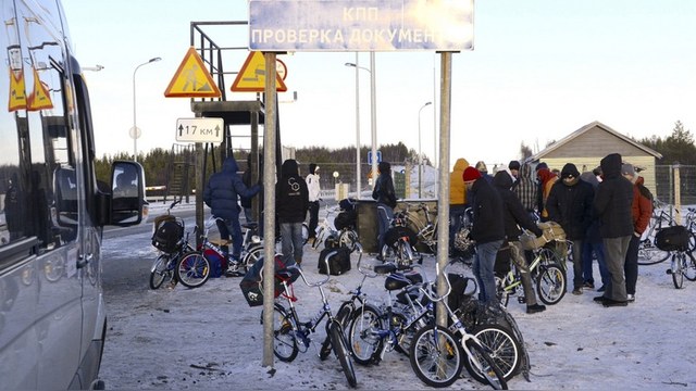 Еврокомиссар: Азиатские беженцы из России угрожают сохранности Шенгена