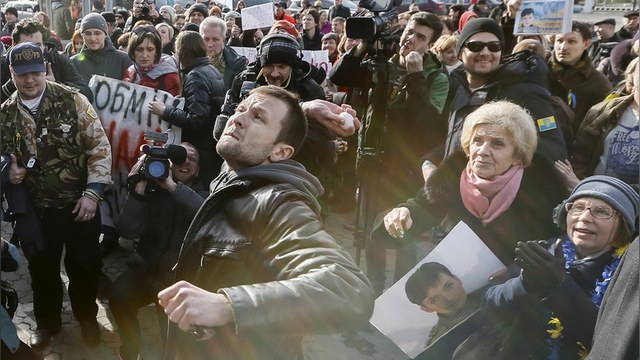 Украинская правда: Сторонники Савченко закидали посольство РФ яйцами