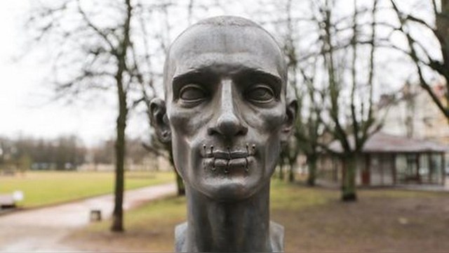 В Вильнюсе открыли памятник «идеальному гражданину» Павленскому