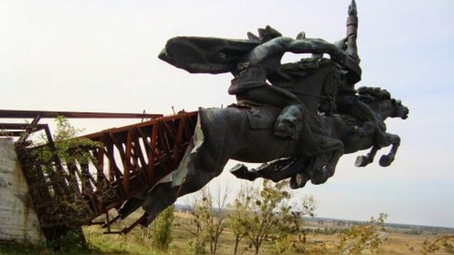 Украина демонтирует памятник буденовцам, пока его не разворовали