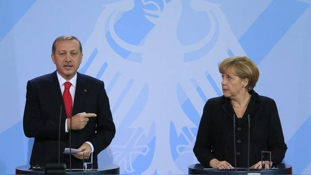Spiegel: Меркель «проучила» Эрдогана, наказав его обидчика   
