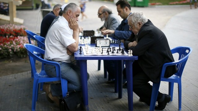 Bloomberg: Россия меняет советские шахматы на «меркантильный» покер