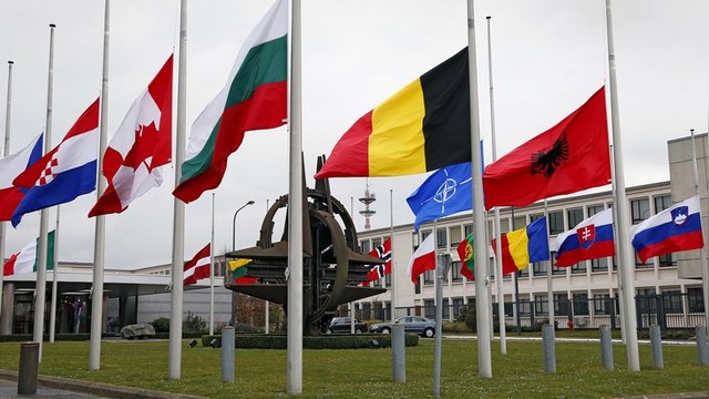 Апостроф: Декан школы НАТО назвал главными угрозами Россию и ИГ