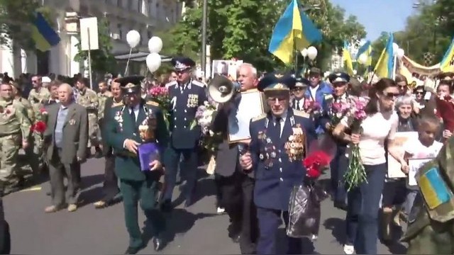 ЛБ: В Киеве во время акции «Бессмертный полк» распылили слезоточивый газ