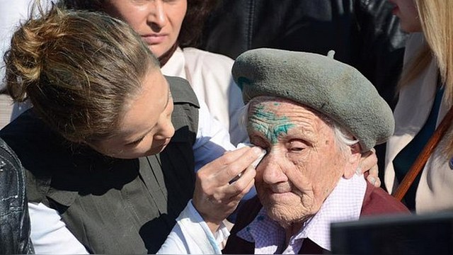 112 Украина: На параде Победы в Славянске ветерана облили зеленкой