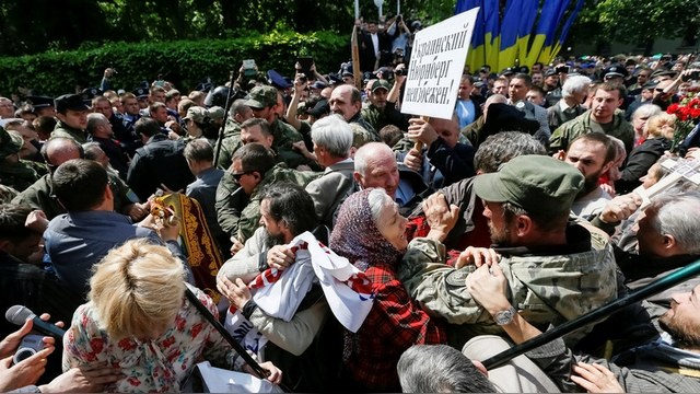 112 Украина: Украинский День Победы прошел под драки и снос памятников