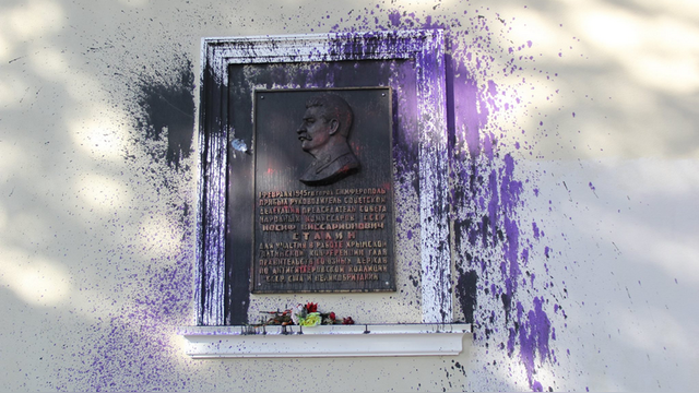 В Крыму мемориальную доску Сталину облили краской