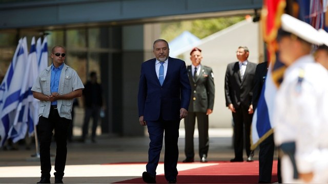 LAT: «Русский» министр обороны вызвал волну отторжения в Израиле