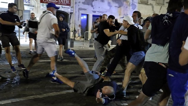 Times: В Марселе подрались французы и англичане, а обвинили российских фанатов