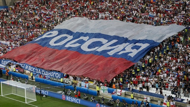 Le Temps: Кремль не ругает футбольных болельщиков, потому что боится