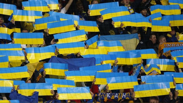 Mirror: На Евро-2016 украинские фанаты показали свастику на груди