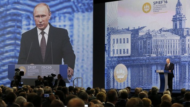 Express: Путин пытается поладить с Европой, пока она не продлила санкции
