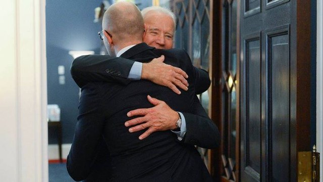 112: Байден пообещал Яценюку помочь с прогрессом Украины
