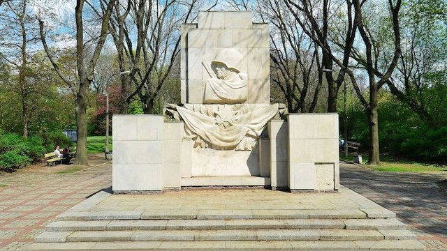 PR: Перенос советских памятников согласовывать с Россией Польша не будет