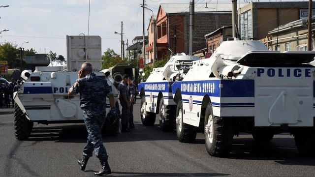 Radio Free Europe: В ходе протестов в Ереване застрелен полицейский
