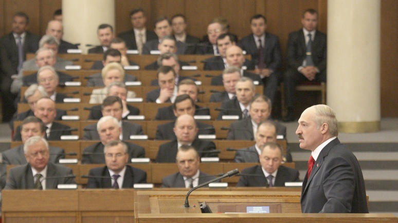 NEE: Лукашенко пустил женщин в парламент, потому что их он не боится