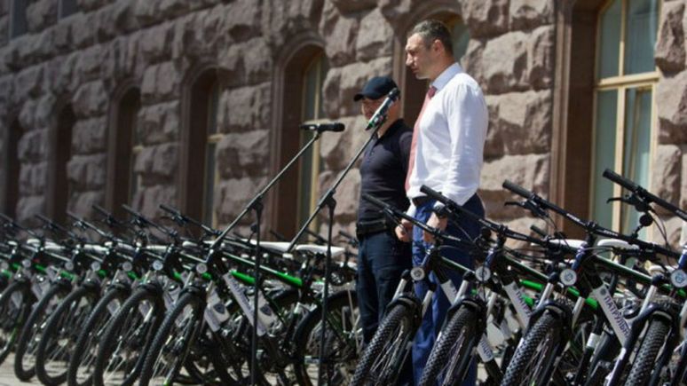 Вино, картины и велосипеды: украинские политики поделились самым дорогим