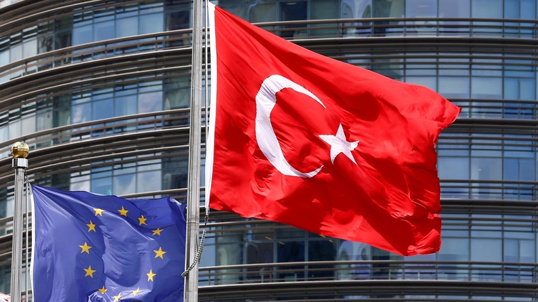 Spiegel: ЕС грозит Анкаре санкциями и «желтой карточкой» за права человека