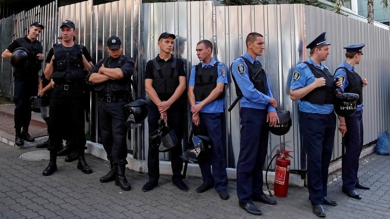 Обозреватель: Украинские полицейские перестреляли друг друга во время операции под Киевом 