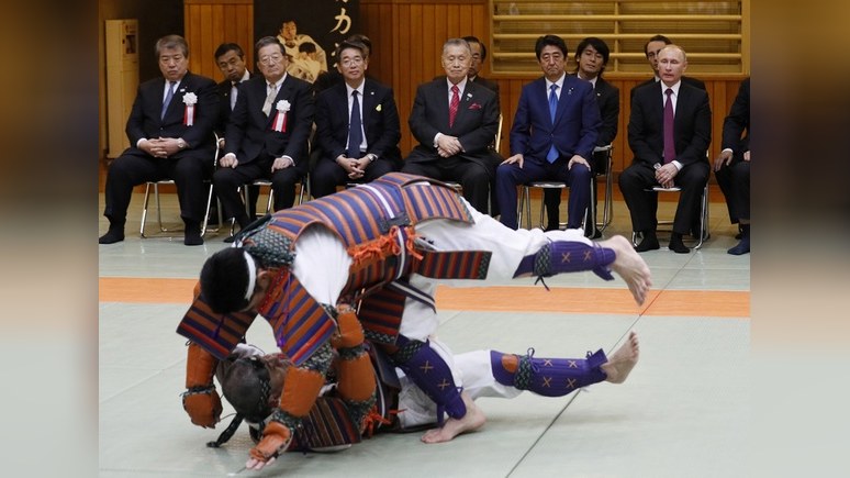 Japan Times: В «дипломатическом дзюдо» с Путиным Абэ не заработал ни одного очка