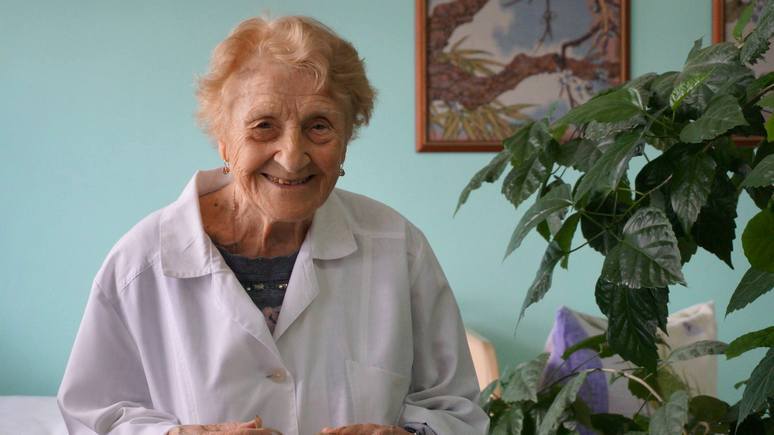 Daily Mail: 89-летний российский хирург на пенсию не собирается