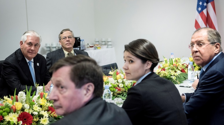 Bloomberg о «неловкой» встрече с Лавровым: Тиллерсон ещё не привык к посту госсекретаря