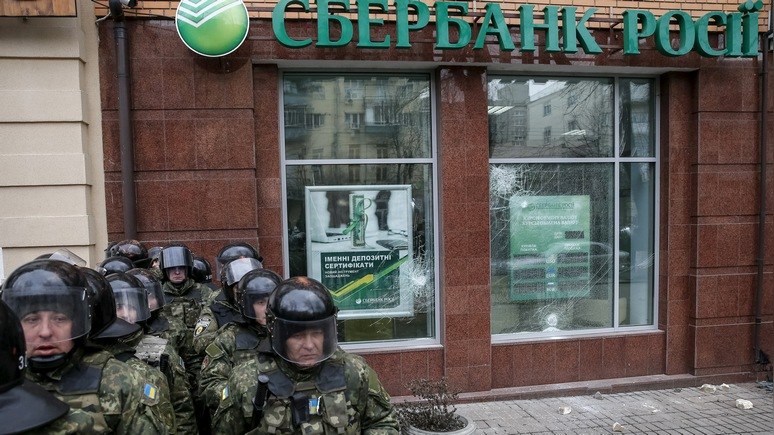 Корреспондент: глава МВД Украины грозит «дочке» Сбербанка санкциями