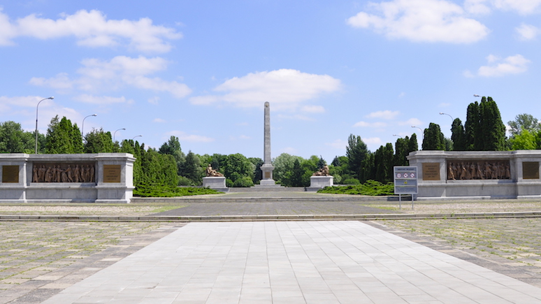 WP: об осквернении кладбища советских солдат Россия узнала от жителей Варшавы 