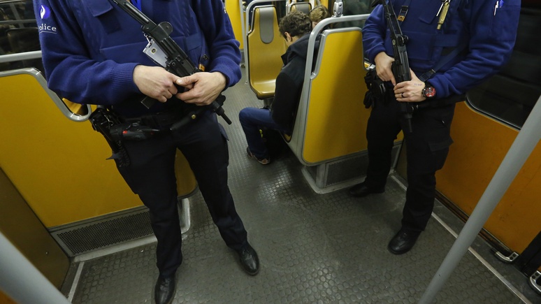 L’Express: после трагедии в Петербурге в метро Парижа разрешили обыскивать пассажиров